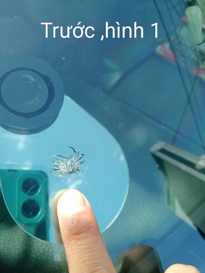 Kính chắn gió trước khi hàn, còn vết nứt